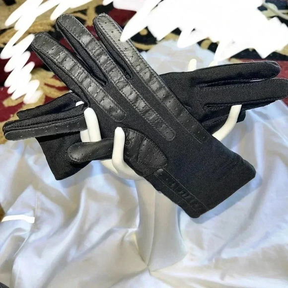Isotoner Women’s Black Stretch Gloves One Size - Picture 10 of 13